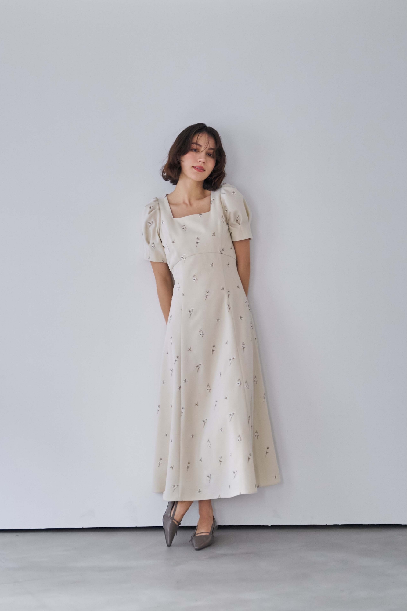 フラワー刺繍ワンピースを着用した女性の画像