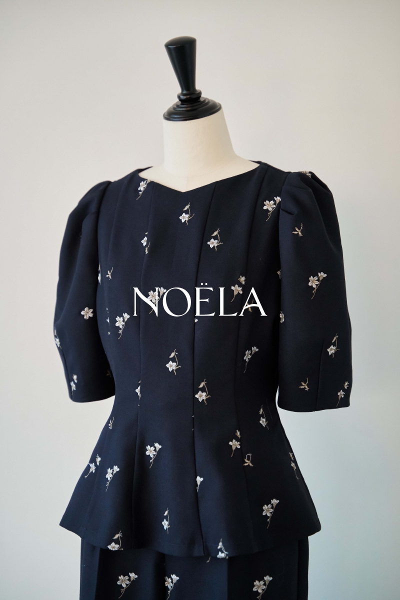 フラワー刺繍ブラウスを着用したトルソーの画像