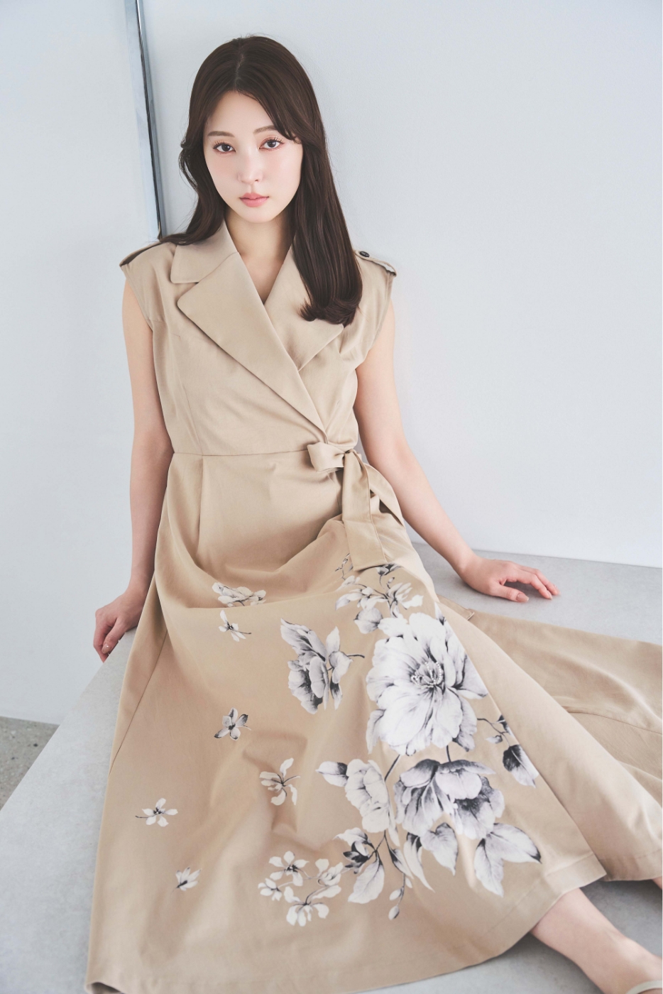 パネルフラワープリントワンピースを着用した女性