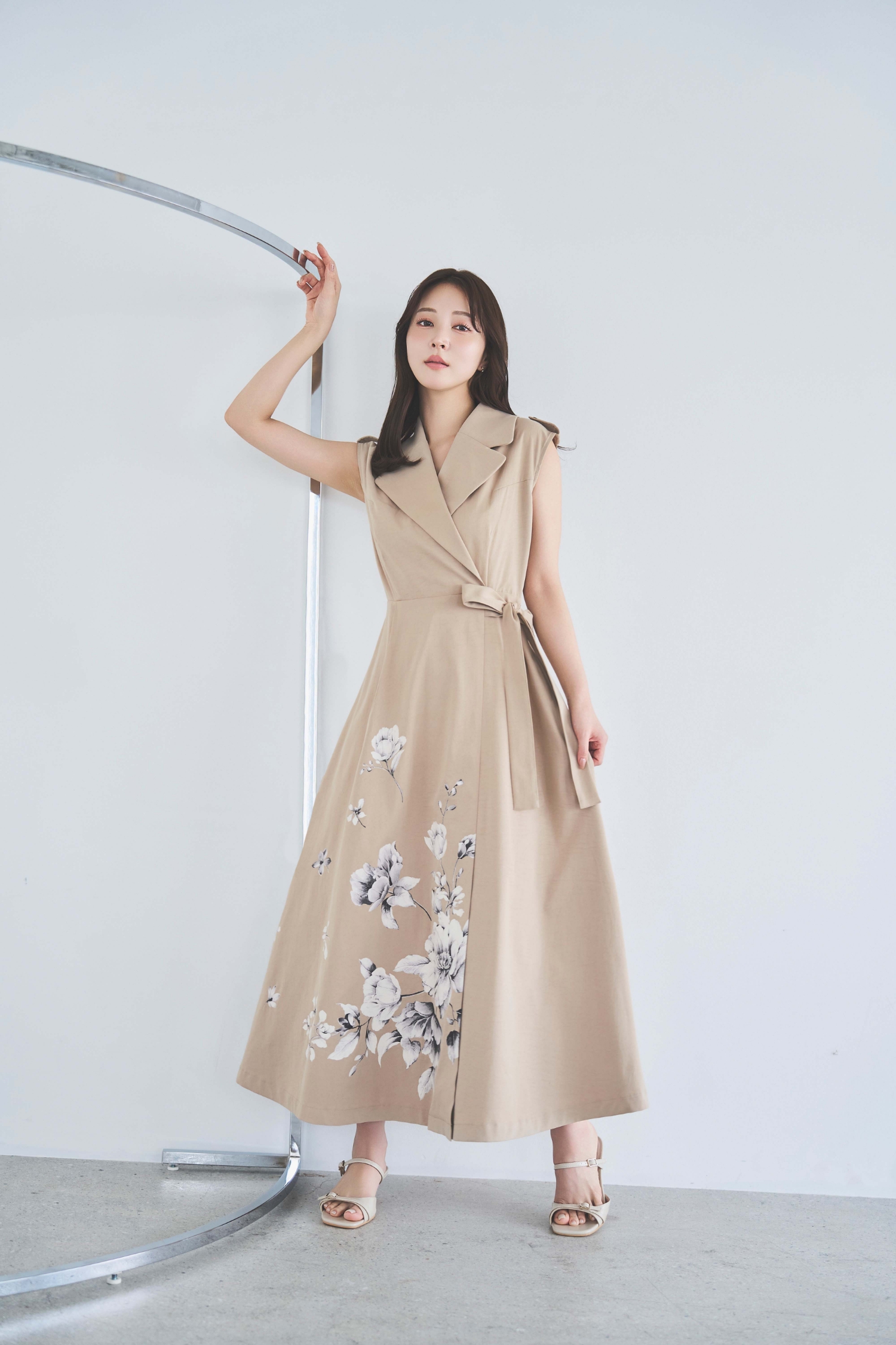 パネルフラワープリントワンピースを着用した女性