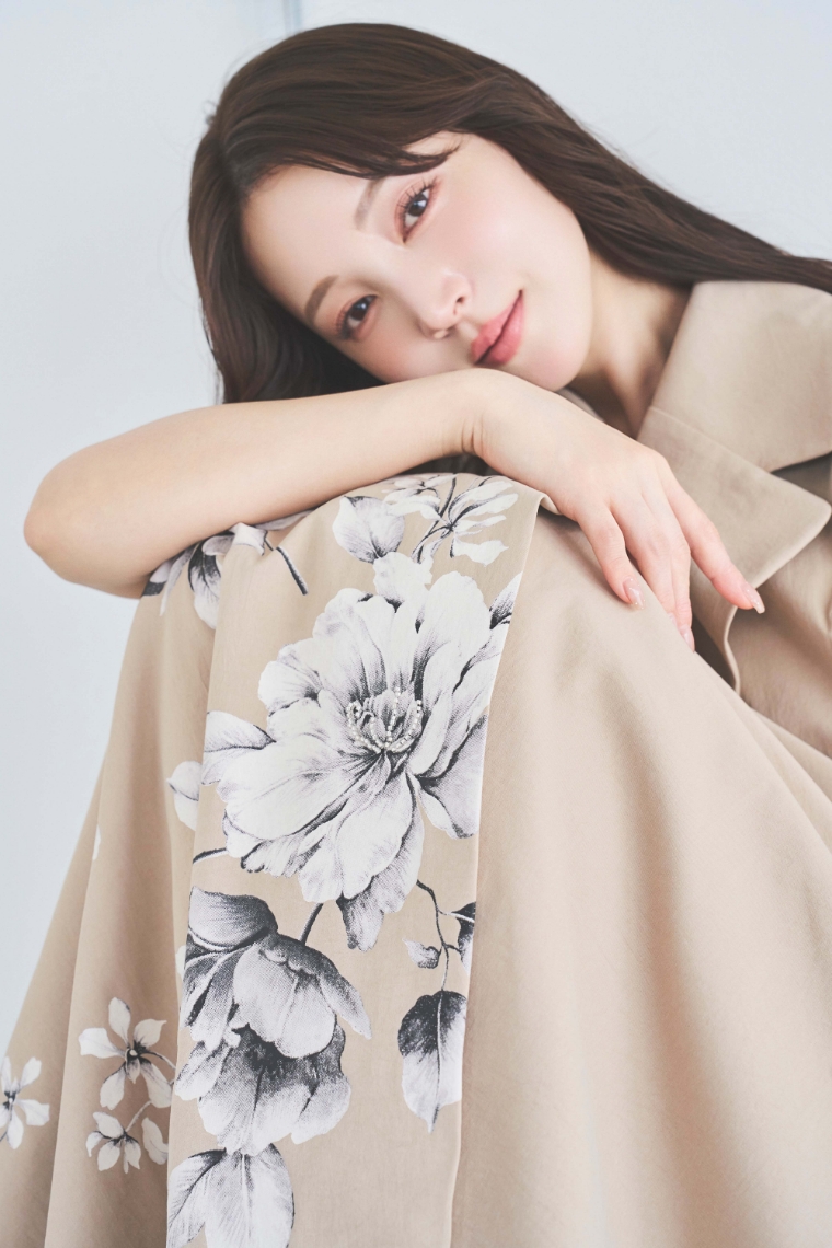 パネルフラワープリントワンピースを着用した女性