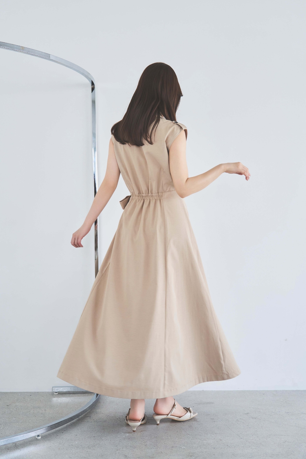 パネルフラワープリントワンピースを着用した女性