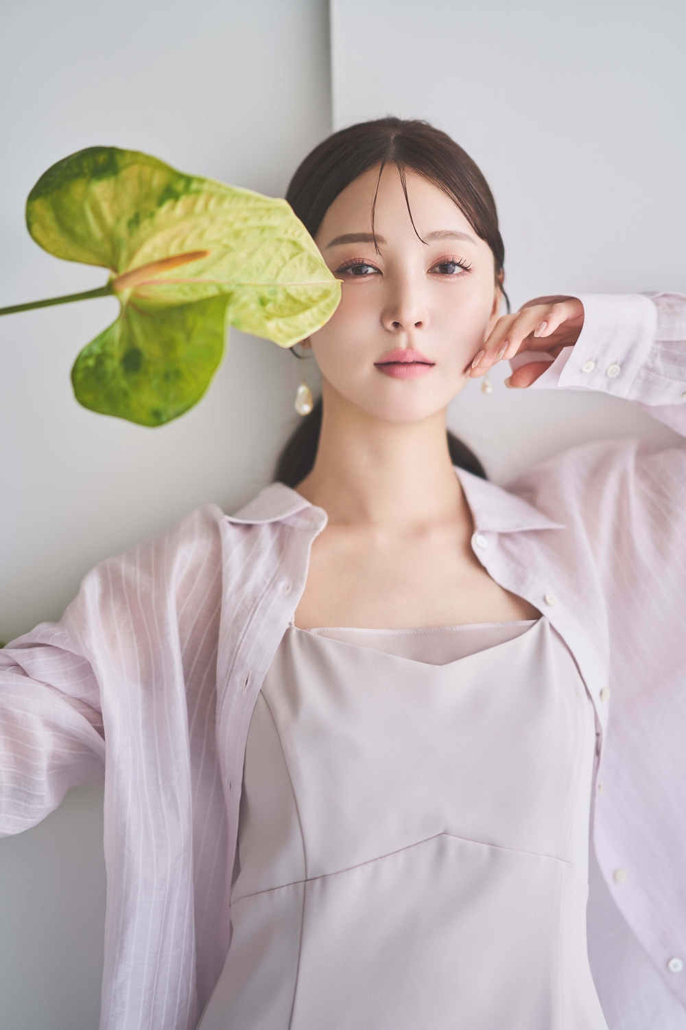 シアーレイヤーキャミワンピース・シアーストライプシャツ・バロックパールアシメピアスを着用した女性