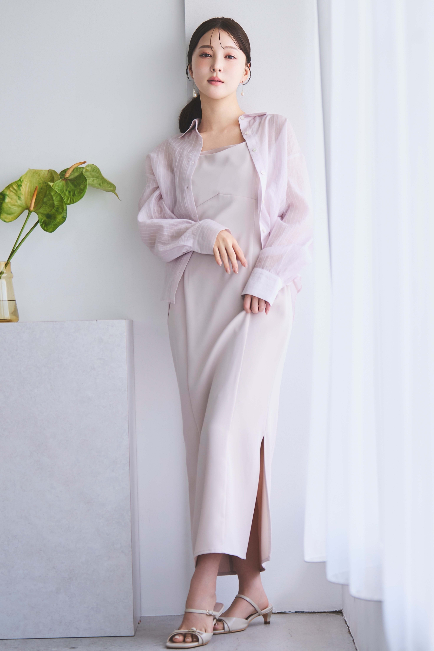 シアーレイヤーキャミワンピース・シアーストライプシャツ・バロックパールアシメピアスを着用した女性