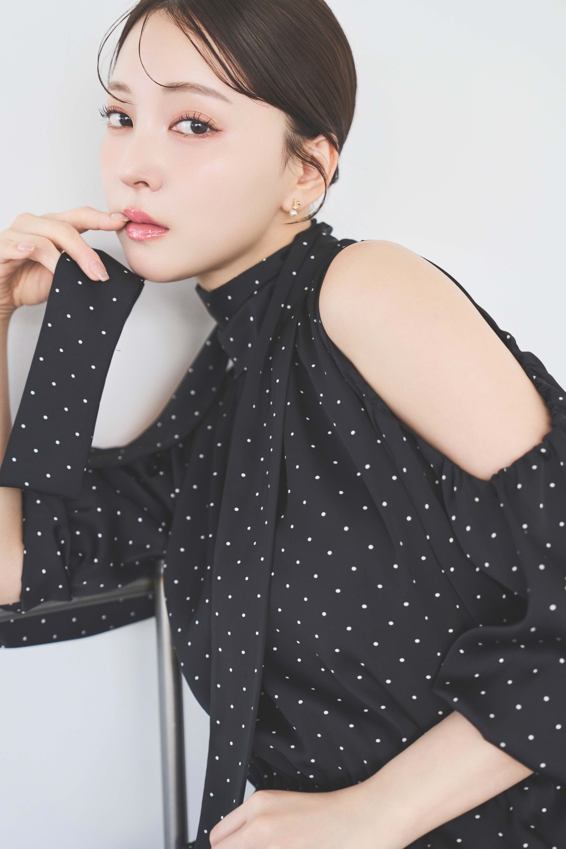 裾レースギャザーブラウスを着用した女性