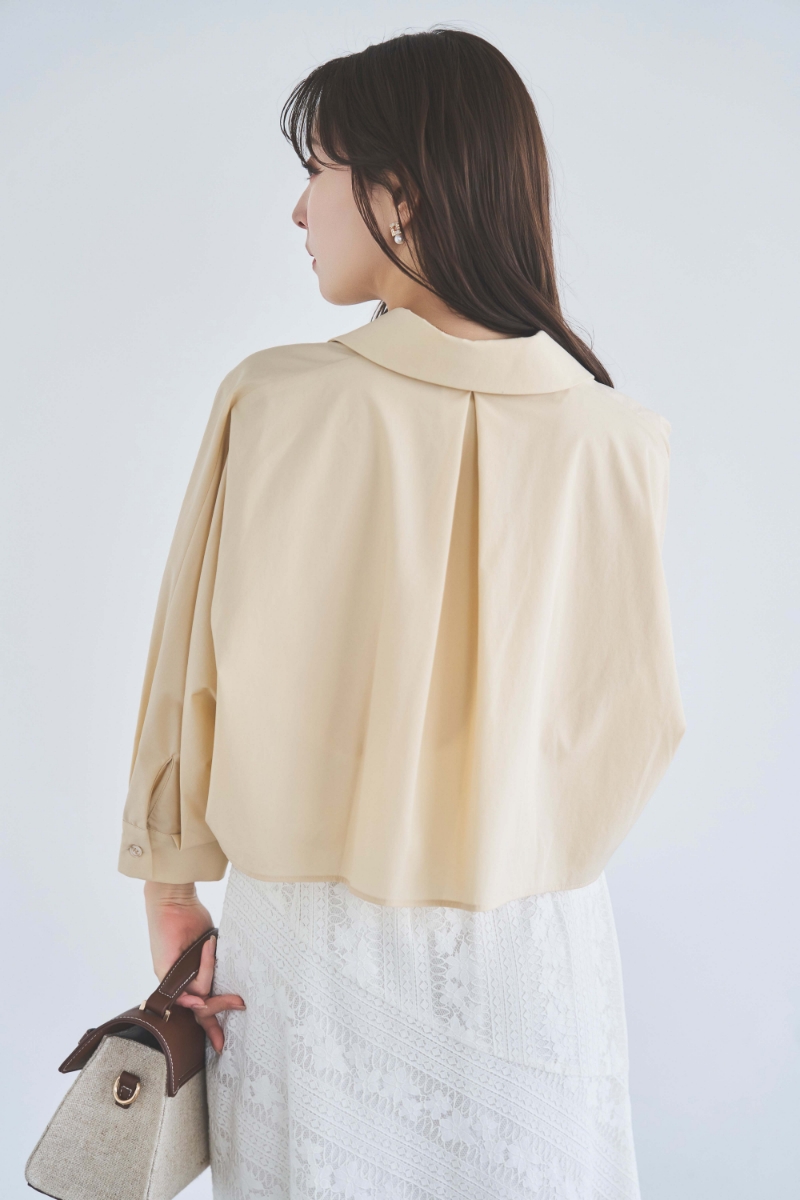 レイヤードライクシャツ・【SSサイズあり】パネルレーススカート・スクエアビジューピアスを着用した女性の後ろ姿