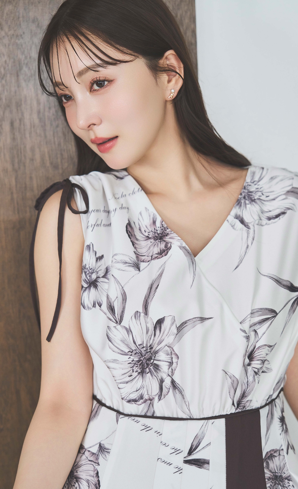 スカーフプリントワンピースを着用した女性