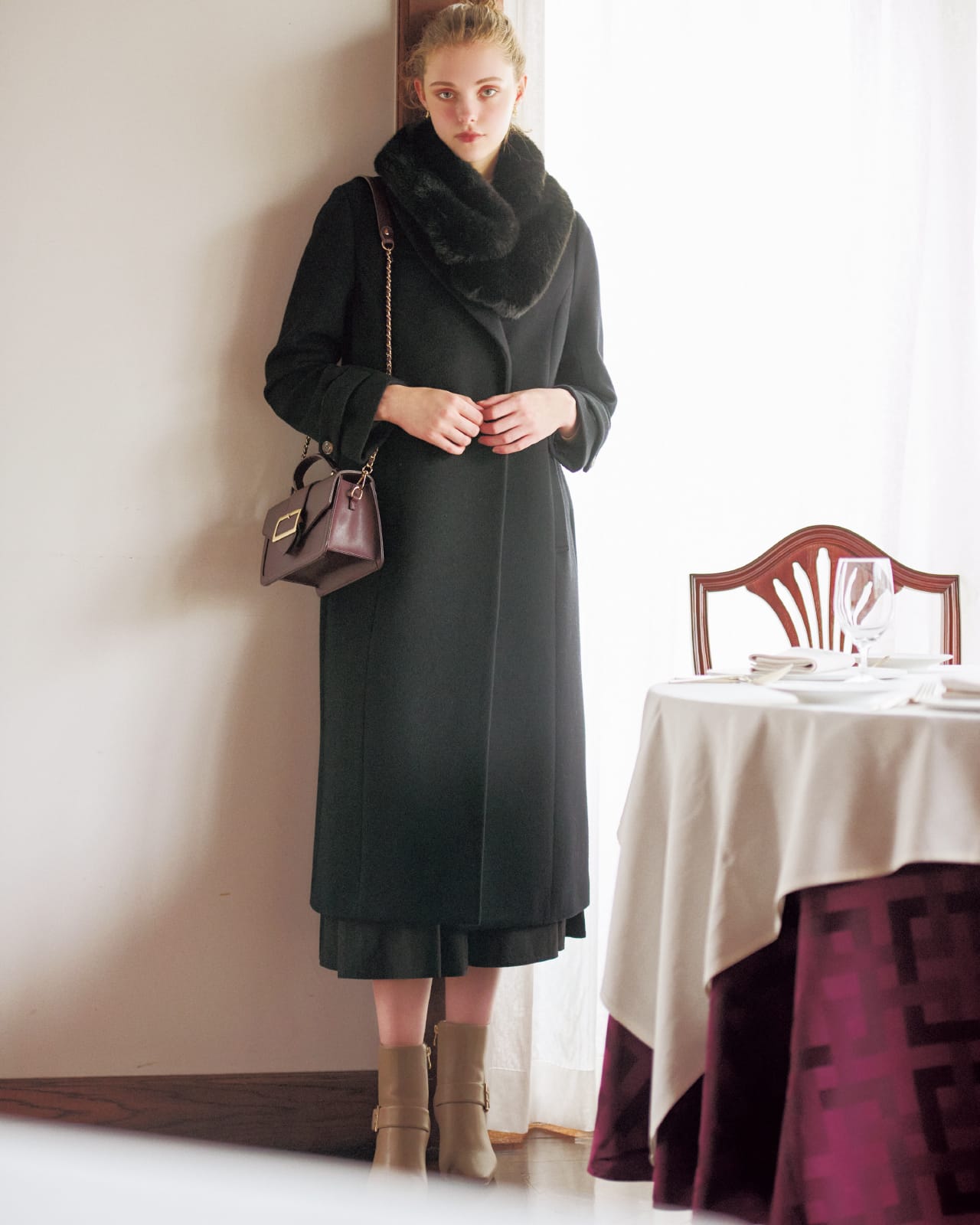 2023 WINTER SEASON OUTER COLLECTIONの服を着用している女性モデル画像06