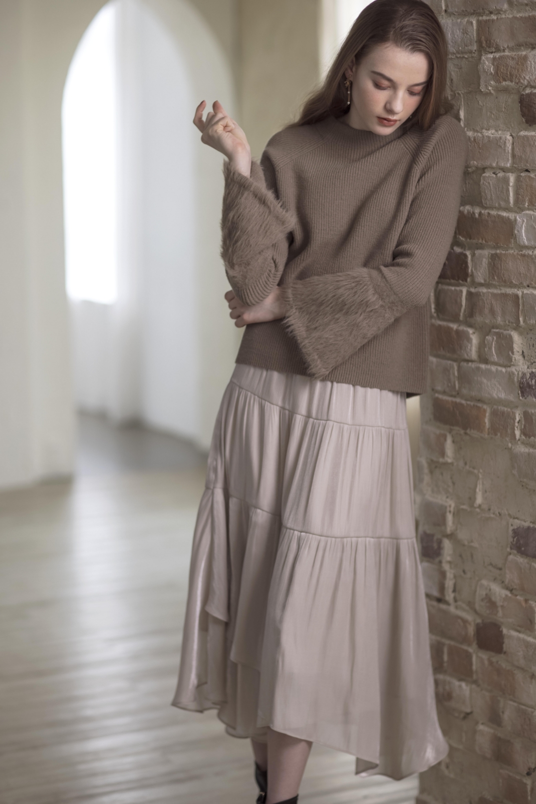 2023 WINTER WEB CATALOG vol.3の服を着用している外国人女性モデルの写真07