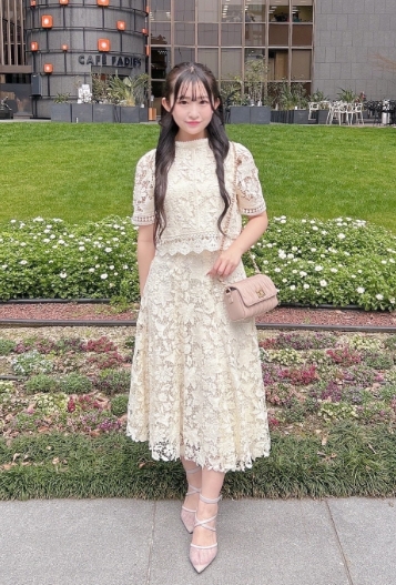 Noelaの服を着用している女性モデルの画像01