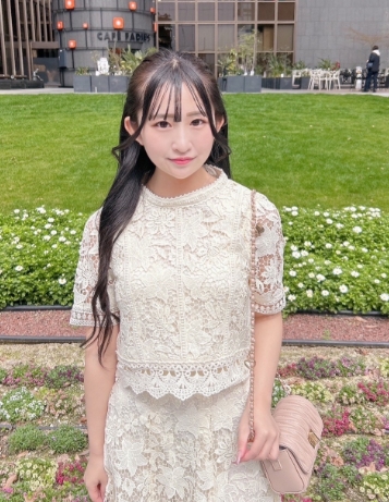 Noelaの服を着用している女性モデルの画像02