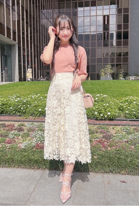 Noelaの服を着用している女性モデルの画像04