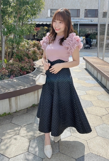 Noelaの服を着用している女性モデルの画像05