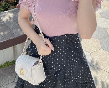 Noelaの服を着用している女性モデルの画像06