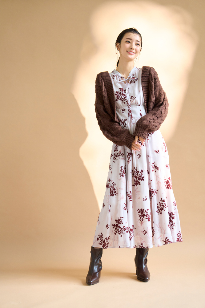 Dress ¥19,800 / Cardigan ¥13,200 / Shoes ¥15,400